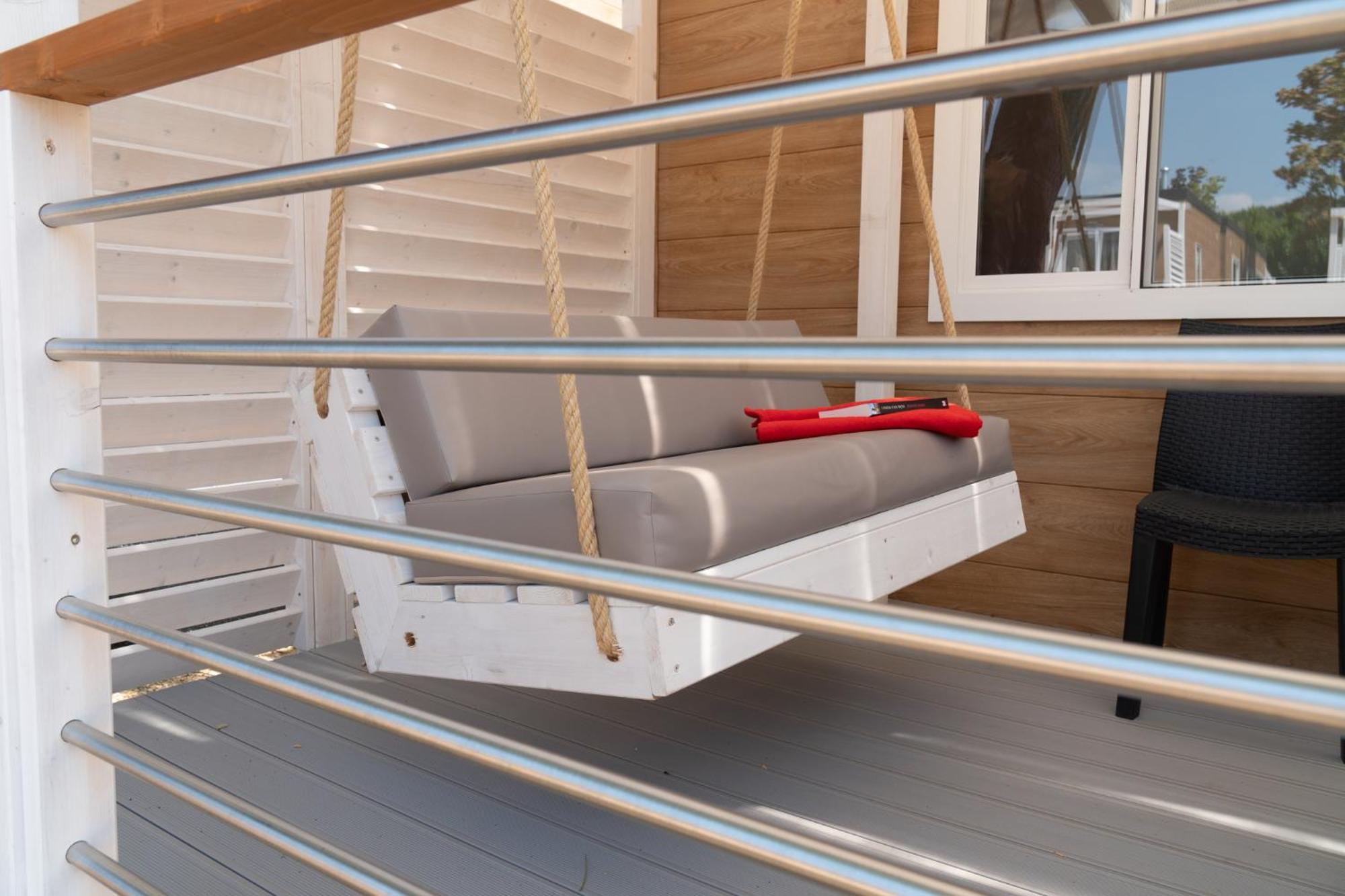 Campeggio Europa Silvella サン・フェリーチェ・デル・ベナーコ エクステリア 写真 A sofa bed