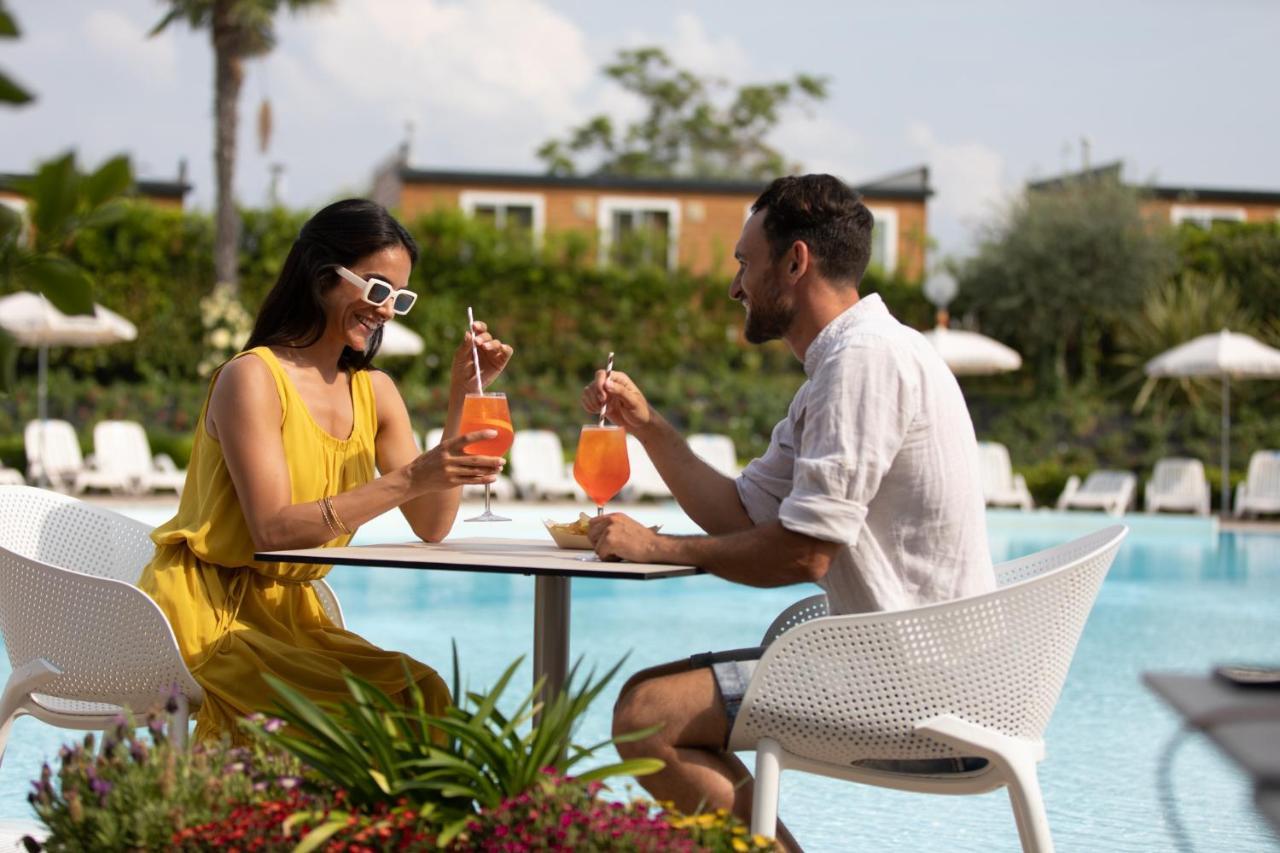 Campeggio Europa Silvella サン・フェリーチェ・デル・ベナーコ エクステリア 写真 A couple drinking Aperol Spritz