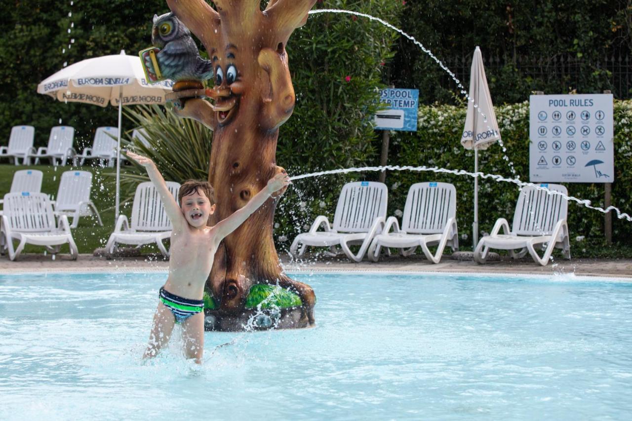 Campeggio Europa Silvella サン・フェリーチェ・デル・ベナーコ エクステリア 写真 Swimming pool in the village