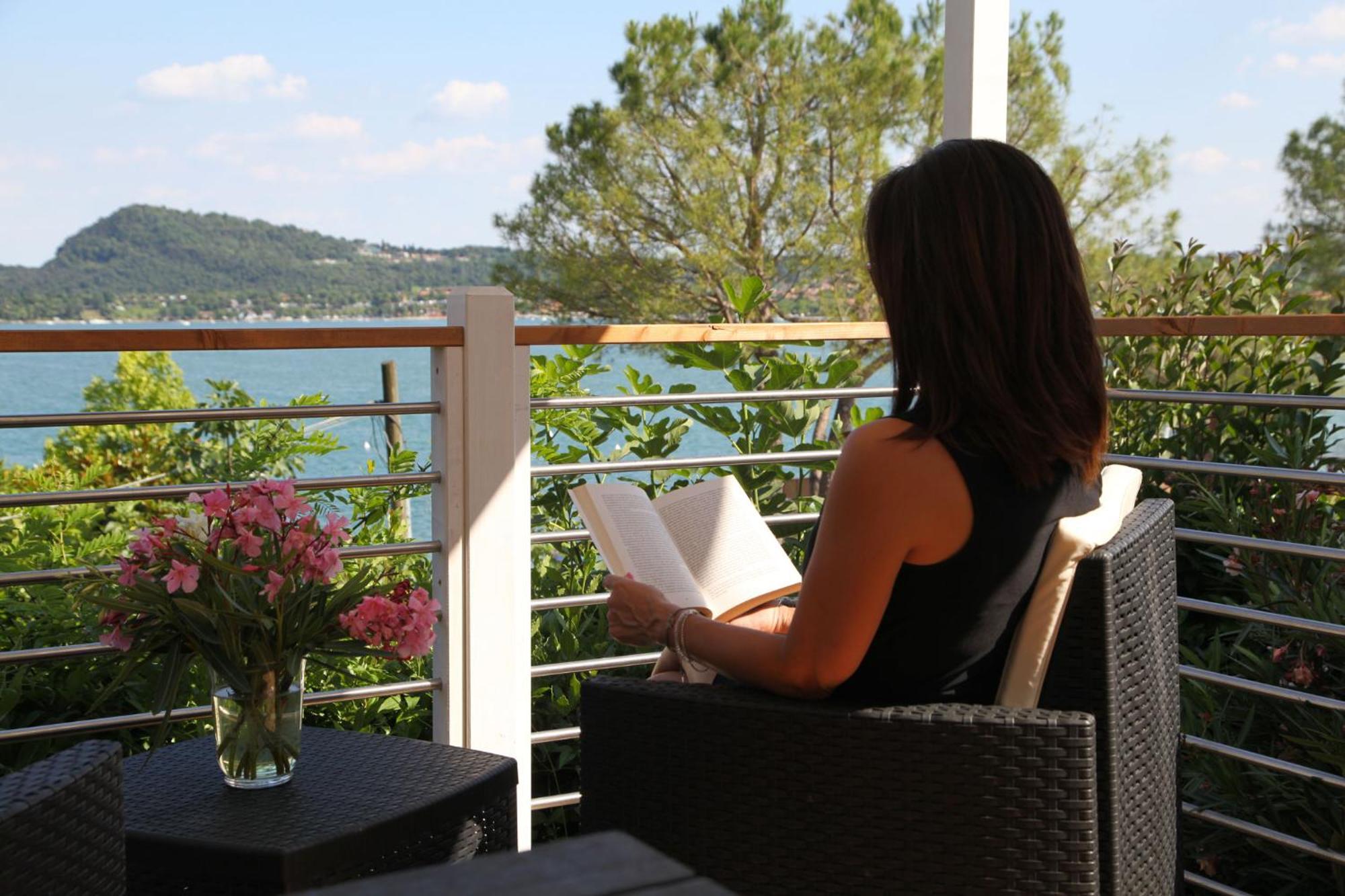 Campeggio Europa Silvella サン・フェリーチェ・デル・ベナーコ エクステリア 写真 A woman reading on a balcony