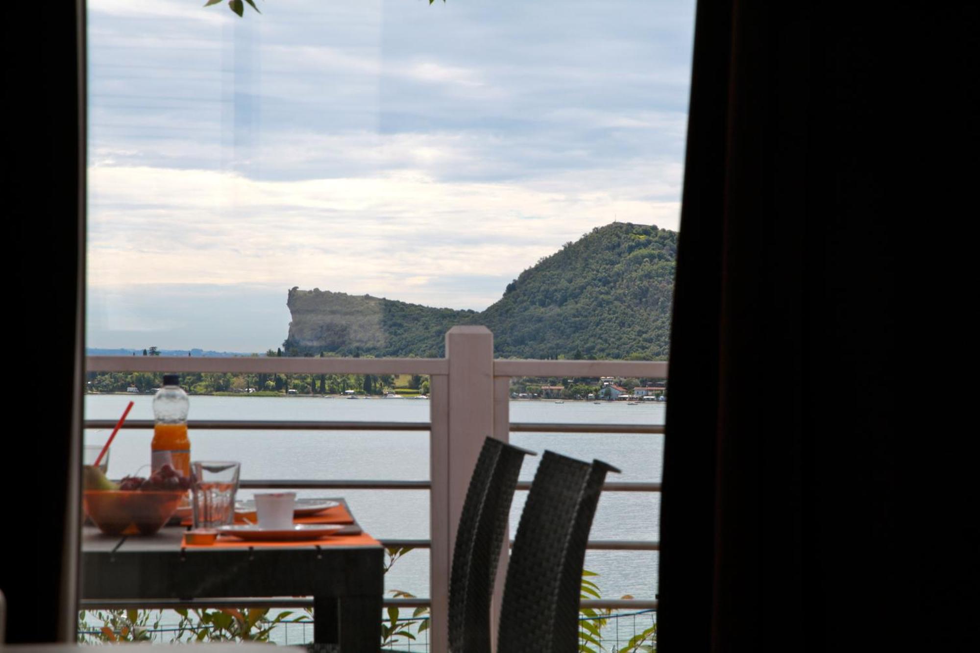 Campeggio Europa Silvella サン・フェリーチェ・デル・ベナーコ エクステリア 写真 View of the lake from the restaurant